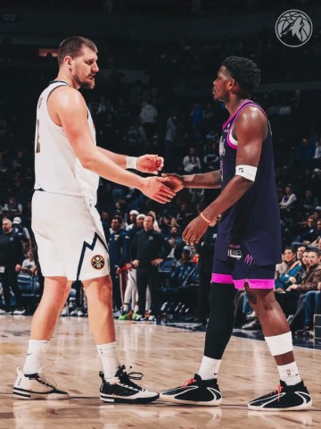 开云体育官网-森林狼官方晒出约基奇和爱德华兹合影：好好好，又是你@掘金